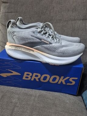 Brooks Adrenaline GTS 25 Women’s 9.5M Light Gray Peach NWB